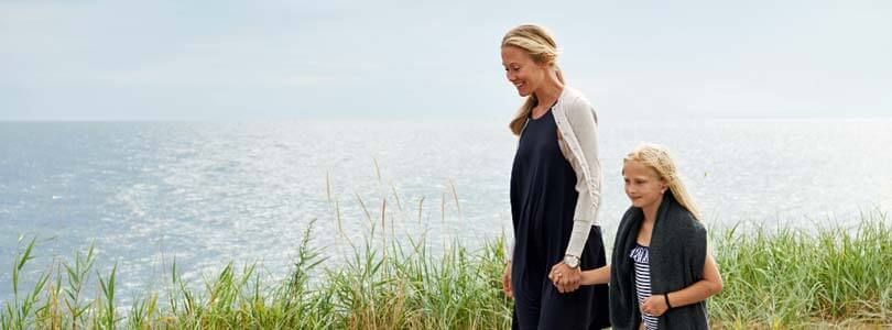 Mutter und Kind wandern an der Küste - Ferienhaus Svendborg
